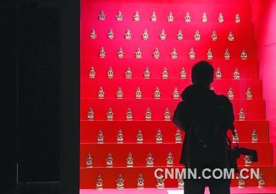 明天是故宮博物院90歲的生日，“揭秘”成為其為公眾準(zhǔn)備的一份厚禮：一度被傳為靈異事件高發(fā)區(qū)的“后宮”，即慈寧宮和壽康宮領(lǐng)銜的西路區(qū)域?qū)?對外開放，故宮首座開放的佛堂也在其中；宮里歲數(shù)最小的寶蘊樓將回溯故宮寶貝南遷北返往事；午門—雁翅樓將聯(lián)合重現(xiàn)帝后過壽的盛景，連乾隆給母親過壽的菜 單都被翻騰出來了；東華門揭秘最徹底，用科技和文物講述故宮是如何搭建的。