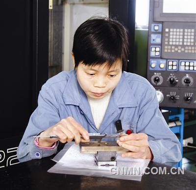 自貢硬質合金有限責任公司模具分廠數(shù)控銑技師黃桂英，近日被全國總工會評為“五一巾幗標兵”。身高只有1.55米的她，站在兩米多高的大型機床旁邊，個子更顯矮小瘦削。她也不善言辭，同事對她的評價就是普通、實在。