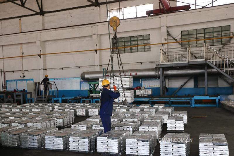葫蘆島有色金屬集團(tuán)有限公司鉛鋅冶煉廠傳來捷報(bào)——葫鋅牌低鐵鋅生產(chǎn)實(shí)現(xiàn)新突破，截至日前，低鐵鋅生產(chǎn)累計(jì)完成430噸，實(shí)現(xiàn)了批量化生產(chǎn)，為葫鋅品牌注入了鮮活動(dòng)力。