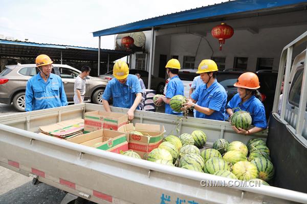 7月5日下午，高溫炎熱，銅陵有色集團公司安慶銅礦行政主要負責人任興發(fā)、副礦長胡正才等帶著新鮮的西瓜、礦泉水等飲料，來到正在更換副井首繩的該礦機運工區(qū)野外作業(yè)一線慰問職工。