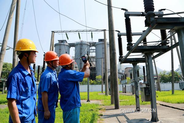 7月25日上午，正是高溫天氣，銅陵有色金屬（集團(tuán)）公司安慶銅礦電氣維護(hù)人員正在用紅外線測(cè)溫儀對(duì)供配電設(shè)施進(jìn)行溫度檢測(cè)，確保安全供電。據(jù)了解，連續(xù)高溫天氣以來(lái)，安慶銅礦采用通風(fēng)、物理降溫、定時(shí)點(diǎn)檢、加強(qiáng)維護(hù)保養(yǎng)等多種舉措，確保設(shè)備運(yùn)行正常，保證了安全生產(chǎn)。