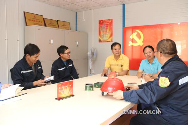 今年以來(lái)，馳宏會(huì)冶黨委通過(guò)落實(shí)“基層黨建推進(jìn)年”要求、抓實(shí)“五型黨組織”創(chuàng)建，抓強(qiáng)基層抓牢基礎(chǔ)，著力打造“以人為本”氛圍及“內(nèi)外和諧”的生態(tài)環(huán)境，圍繞“活、新、育、常、嚴(yán)、實(shí)”，念好六字真經(jīng)，推動(dòng)黨建與中心工作融合促進(jìn)，同頻共振，把黨的政治優(yōu)勢(shì)、組織優(yōu)勢(shì)和群眾工作優(yōu)勢(shì)，轉(zhuǎn)化為競(jìng)爭(zhēng)優(yōu)勢(shì)、創(chuàng)新優(yōu)勢(shì)和科學(xué)發(fā)展優(yōu)勢(shì)。