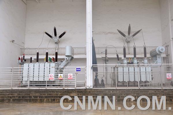 日前，安徽銅冠銅箔有限公司110kV變電所2號變壓器增容擴(kuò)建工程通過池州市供電局驗收，并于8月1日一次性送電成功。