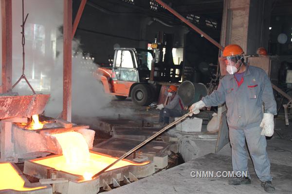 進(jìn)入10月份以來(lái)，張家港聯(lián)合銅業(yè)有限公司大力開(kāi)展勞動(dòng)競(jìng)賽，不斷優(yōu)化工藝技術(shù)和經(jīng)濟(jì)技術(shù)指標(biāo)。其中，1號(hào)220噸固定式銅精煉爐連續(xù)生產(chǎn)136爐次，累計(jì)產(chǎn)銅30562.59噸，單爐產(chǎn)量達(dá)224.765噸，不僅創(chuàng)該公司1996年建廠以來(lái)最好水平，在同行業(yè)也處于領(lǐng)先水平。圖為該公司員工進(jìn)行陽(yáng)極銅澆鑄作業(yè)。