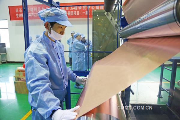 2017年12月30日上午，銅基電子材料及加工技術(shù)安徽省工程研究中心揭牌暨年產(chǎn)2萬噸高精度儲能用超薄電子銅箔項目（一期）投產(chǎn)儀式在安徽銅冠銅箔有限公司銅陵生產(chǎn)基地舉行。