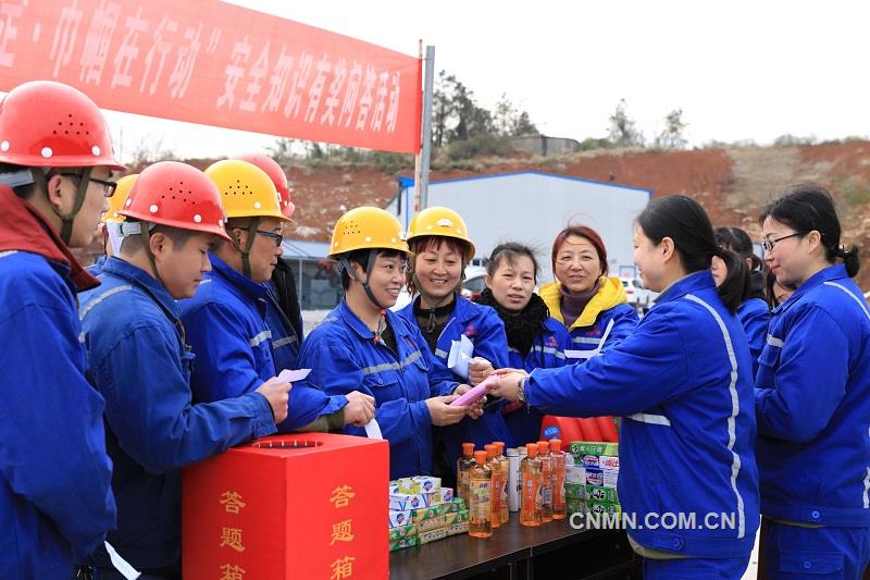 3月8日，銅陵有色銅冠礦建公司工會女工委在項目施工現(xiàn)場開展了以“安全保穩(wěn)定 巾幗在行動”為主題的安全知識有獎問答活動。活動采取隨機抽題的方式，針對安全基本知識、崗位操作規(guī)程、事故應(yīng)急處理等進行有獎問答，并當場向回答正確的職工發(fā)放紀念品?；顒蝇F(xiàn)場氣氛熱烈，職工們積極踴躍參與活動，進一步營造出“生命至高無上 安全人人有責”的安全文化氛圍。據(jù)了解，公司將女工活動與安全生產(chǎn)并駕齊驅(qū)、相融互補的舉措，已連續(xù)開展3年，贏得了職工們的交口稱贊。