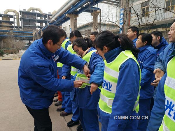 為了加強保護全體職工上下班的交通安全，積極營造安全交通氛圍，河南豫光鋅業(yè)有限公司為騎車上下班的職工發(fā)放反光背心。近日，該公司反光背心發(fā)放儀式在鋅業(yè)一廠硫酸工段首次啟動，該廠30余名干部職工參加此次活動。儀式上，保衛(wèi)部向大家宣貫公司反光背心發(fā)放標準及管理辦法，保衛(wèi)部部長及鋅業(yè)一廠3位廠長現(xiàn)場為職工穿戴反光背心。