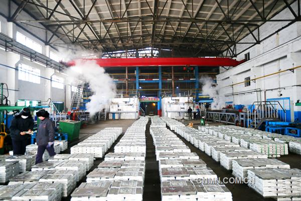 有色金屬總量完成12.3萬噸，同比提高1.43%；化工產(chǎn)品總量完成24萬噸，同比提高9.15%；工業(yè)總產(chǎn)值實現(xiàn)41.7億元，同比增長20.62%；營業(yè)收入實現(xiàn)28.4億元，同比提高10.87%。在全面貫徹落實十九大精神的開局之年，面臨有色金屬市場的不利形勢，特別是原料極端困難和冬季嚴(yán)寒的挑戰(zhàn)，葫蘆島有色金屬集團(tuán)有限公司全體干部員工攻堅克難，積極化解，保持了公司生產(chǎn)經(jīng)營強勁勢頭，以出色的成績實現(xiàn)了首季“開門紅”。