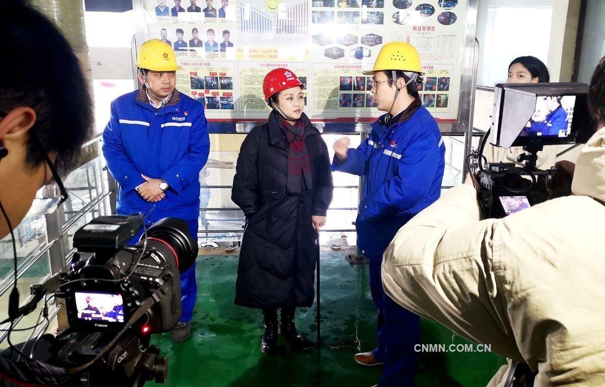 2月15日，中央電視臺(tái)兩會(huì)新聞中心記者專程到中國有色集團(tuán)出資企業(yè)大冶有色金屬控股集團(tuán)有限公司冶煉廠電解車間，實(shí)地采訪十三屆全國人大代表、大冶有色職工李莉，了解其服務(wù)冶煉生產(chǎn)發(fā)展、服務(wù)工礦企業(yè)職工的情況。