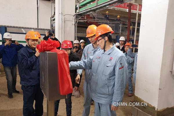 3月14日，湖南有色金屬控股集團有限公司銅鉛鋅產(chǎn)業(yè)基地鋅電解首輪出裝槽作業(yè)如期而至。9∶36，湖南有色副總經(jīng)理，株冶集團董事長、黨委書記黃忠民按下按鈕，剝鋅機干凈利落地鏟下了第一片析出鋅片，標志著鋅項目主流程全線拉通并成功產(chǎn)出合格析出鋅。