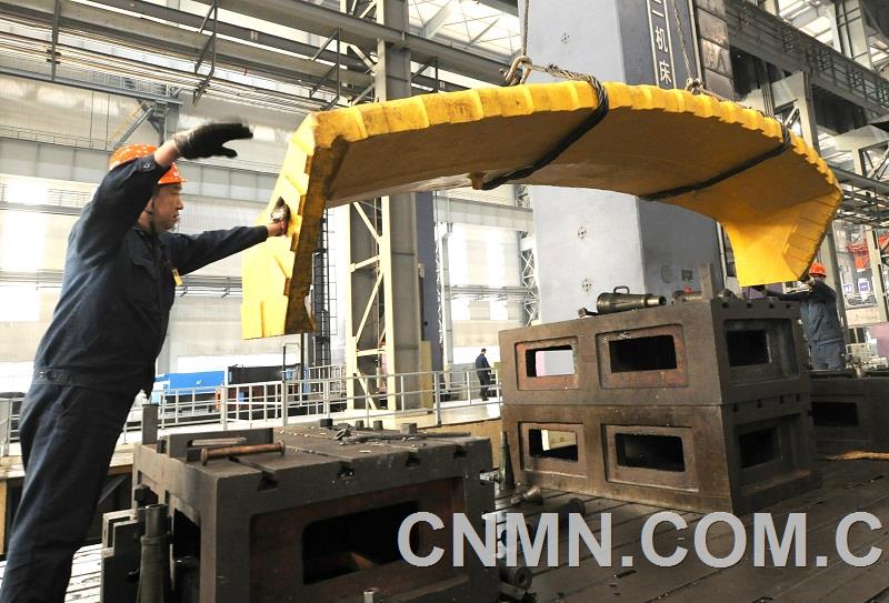 日前，中信重工機械股份有限公司與目前世界上最大的礦山、工程機械和建筑機械生產(chǎn)商簽訂新一批鏟斗頭部鑄件合同。