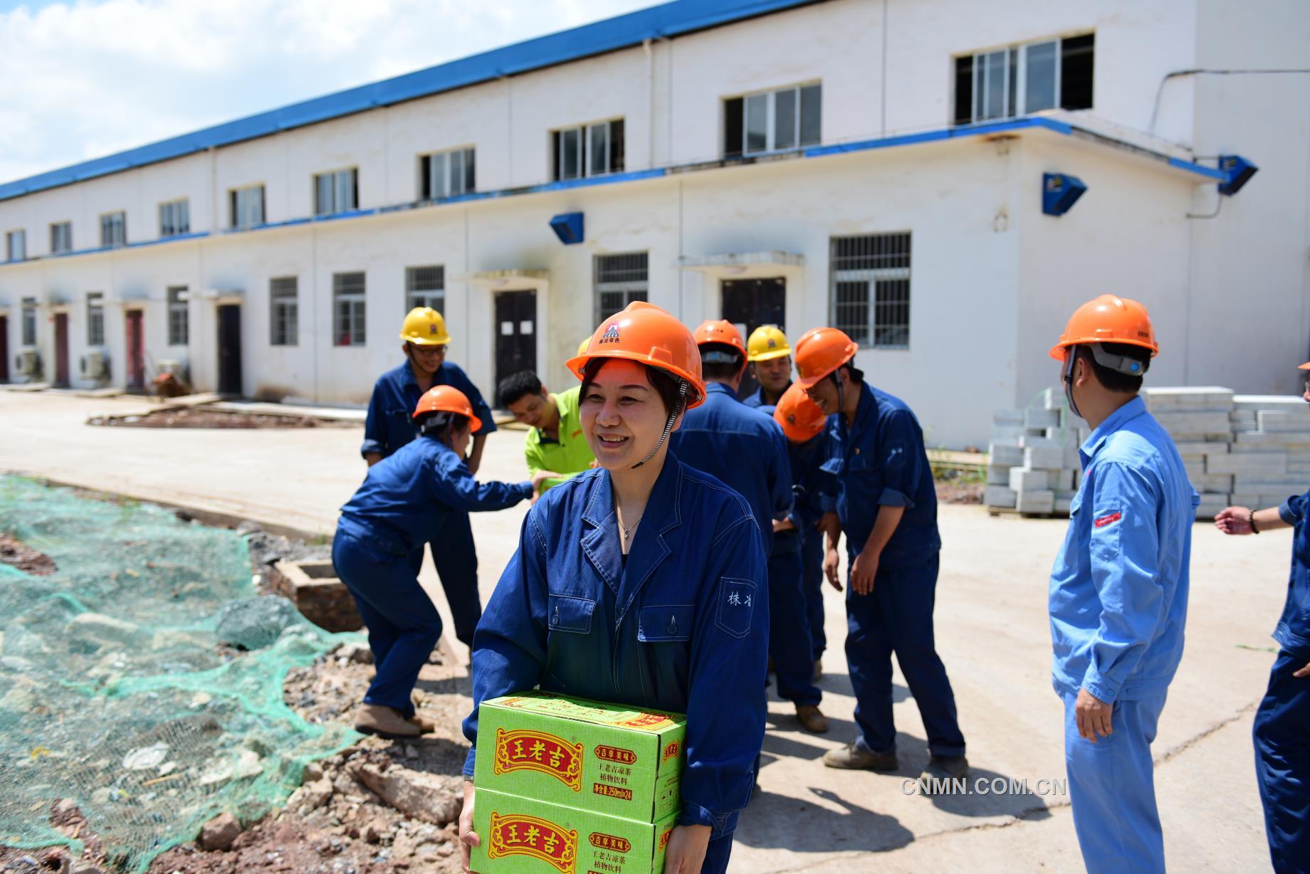 日前，在新生產(chǎn)基地，株洲冶煉集團(tuán)股份有限公司2019年度首次高溫送清涼行動(dòng)拉開序幕。