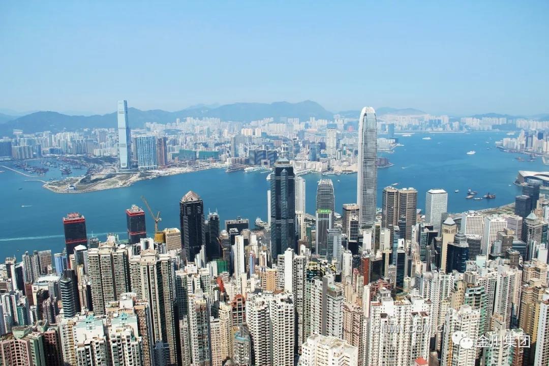 一年來(lái)，企業(yè)內(nèi)外媒體對(duì)公司各條戰(zhàn)線(xiàn)涌現(xiàn)出來(lái)的優(yōu)秀代表做了大量宣傳報(bào)道，多角度、多層面展現(xiàn)金川人勇于擔(dān)當(dāng)、積極向上的精神風(fēng)貌，金川品牌的知名度、美譽(yù)度得以提升。