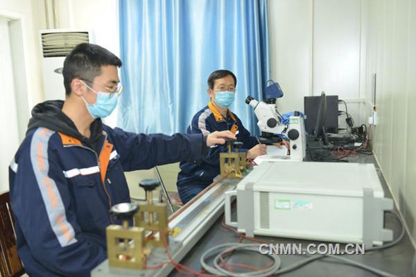中鋁洛陽銅加工有限公司堅持追蹤最新技術(shù)標準，注重科技引領(lǐng)企業(yè)發(fā)展。近日，該公司變更授權(quán)申請的《金屬材料電阻率測量方法》，通過國家認證認可監(jiān)督管理委員會最新方法標準授權(quán)使用。至此，該公司已有170余項檢測標準獲得國家最新版本標準授權(quán)。