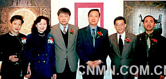畫家與嘉賓合影（左三為中國駐多倫多文化領(lǐng)事項(xiàng)曉偉，右二為國際佛光會(huì)多倫多會(huì)長）1