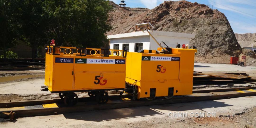 近日，金川集團(tuán)龍首礦運(yùn)輸工區(qū)“5G檢修車”成功運(yùn)行。該檢修車具備檢測(cè)滑觸線高度、軌距測(cè)量功能，可實(shí)時(shí)顯示滑觸線高度及軌距數(shù)值，改變了人工目測(cè)、卷尺測(cè)量的傳統(tǒng)點(diǎn)檢方法，與傳統(tǒng)人工巡檢相比，作業(yè)時(shí)間可縮減50%以上。