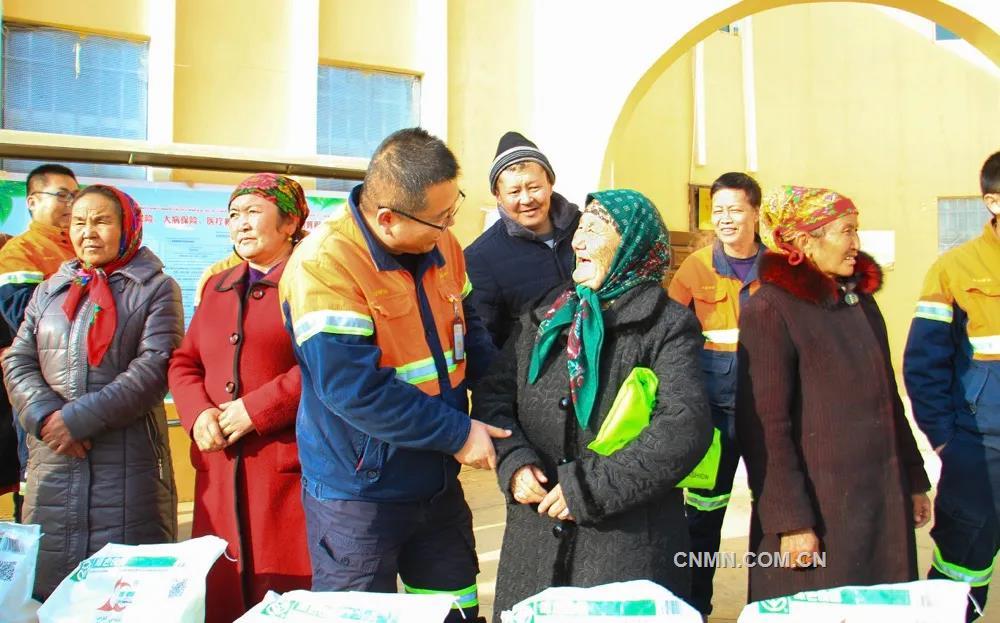 烏恰縣素有“西極”之稱，行政區(qū)劃屬于新疆克孜勒蘇柯爾克孜自治州，是國家劃定的深度貧困地區(qū)。這里年均降水量172毫米，蒸發(fā)量2500毫米，集氣候惡劣、民族地區(qū)、邊疆地區(qū)為一體，是全國脫貧攻堅的主戰(zhàn)場之一。
