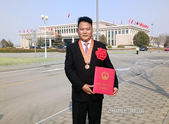 云南銅業(yè)迪慶礦業(yè)的藏族員工都吉走進(jìn)人民大會(huì)堂，親耳聆聽習(xí)近平總書記“我國(guó)脫貧攻堅(jiān)戰(zhàn)取得了全面勝利”的莊嚴(yán)宣告，并接受“全國(guó)脫貧攻堅(jiān)先進(jìn)個(gè)人”榮譽(yù)表彰。