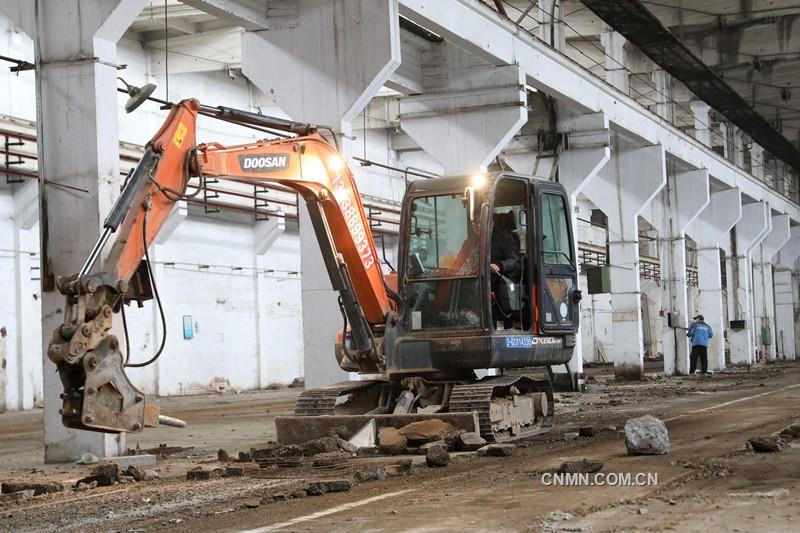 近日，在洛陽銅業(yè)占地4796平方米的原裝備技術(shù)公司工具車間閑置廠房內(nèi)，一臺鉤機在車間內(nèi)來往穿梭、平整地坪——洛陽市花卉市場搬遷地正在如火如荼地施工中。