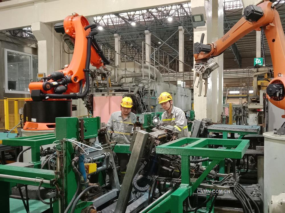 日前，銅陵有色金冠銅業(yè)分公司雙閃電解車間協(xié)同保全點檢人員對電解剝片機組等設備進行聯(lián)合點檢，及時消除故障隱患，強化設備日常潤滑維保，不斷鞏固提升設備作業(yè)效率，保障安全高效生產。
