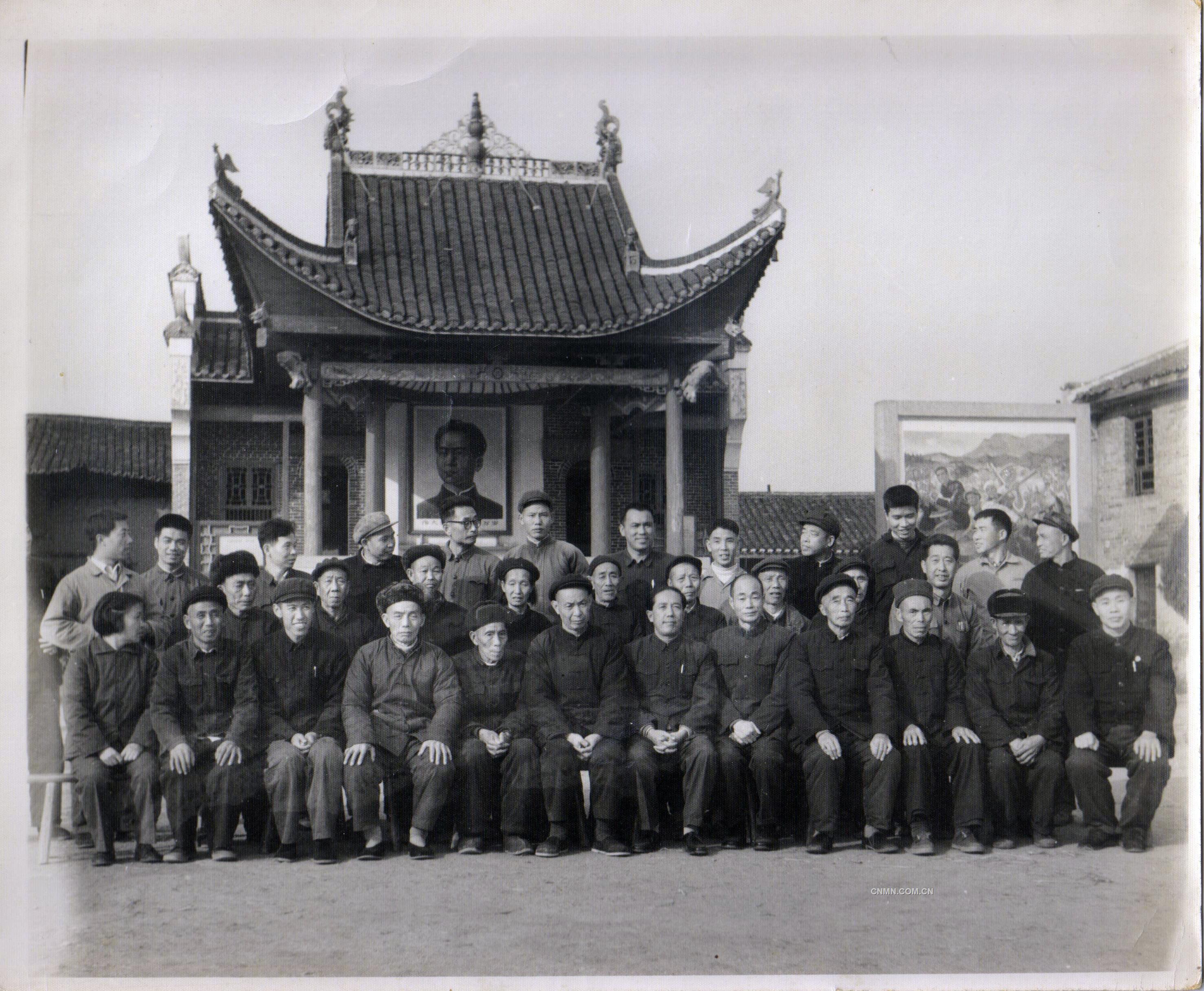 1973年，劉亞球參加水口山早期革命斗爭(zhēng)的老同志座談會(huì)（前排左六）
