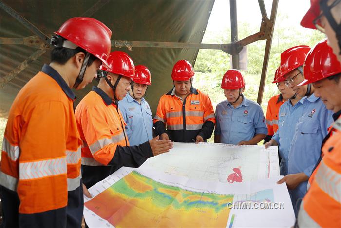圖為五礦勘察、水口山公司地質(zhì)專家和技術(shù)人員在探討資源勘探工作