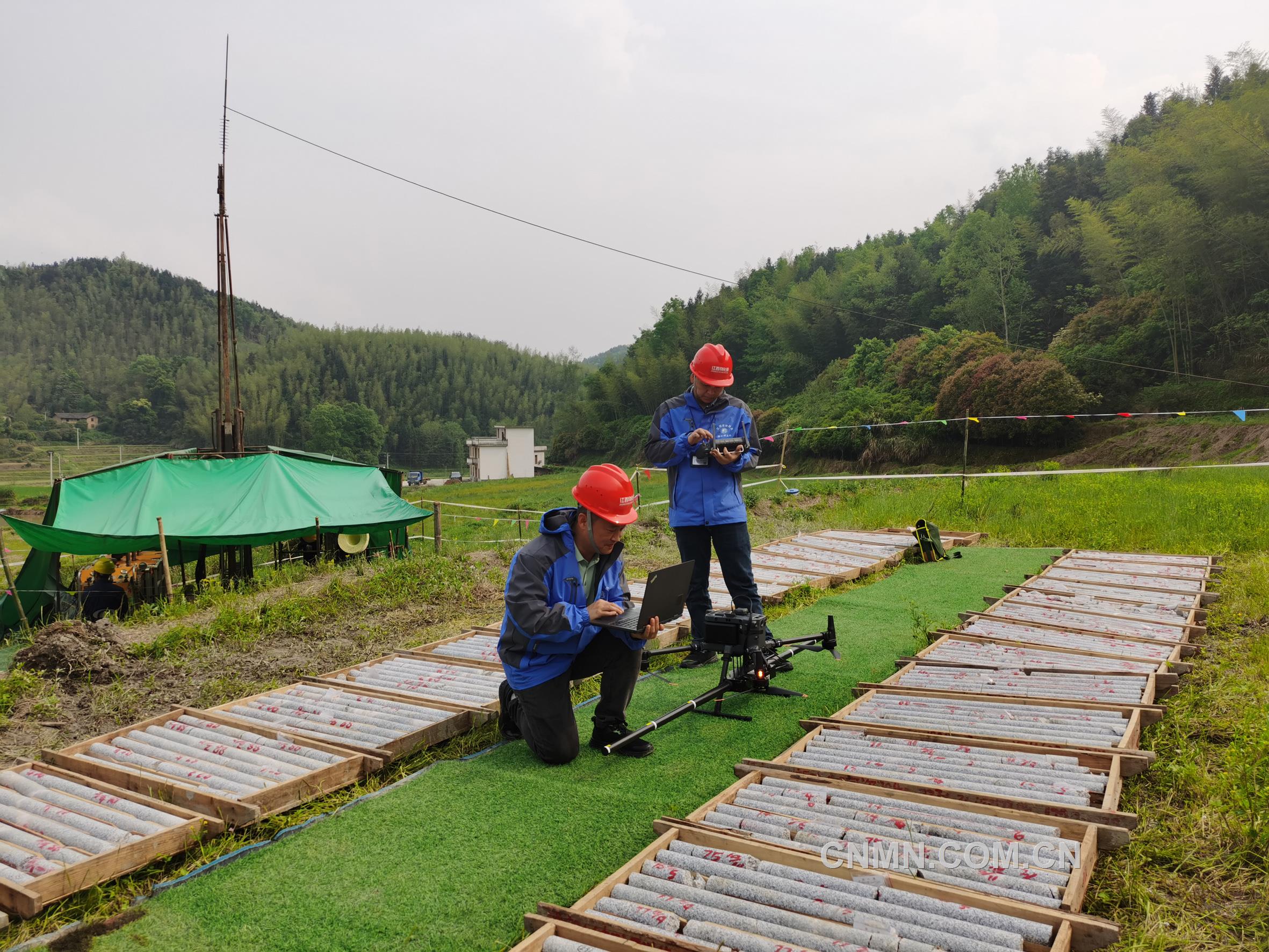 江西地質(zhì)-物化探大隊(duì)隊(duì)員正在開展低空無人機(jī)航磁作業(yè)。
