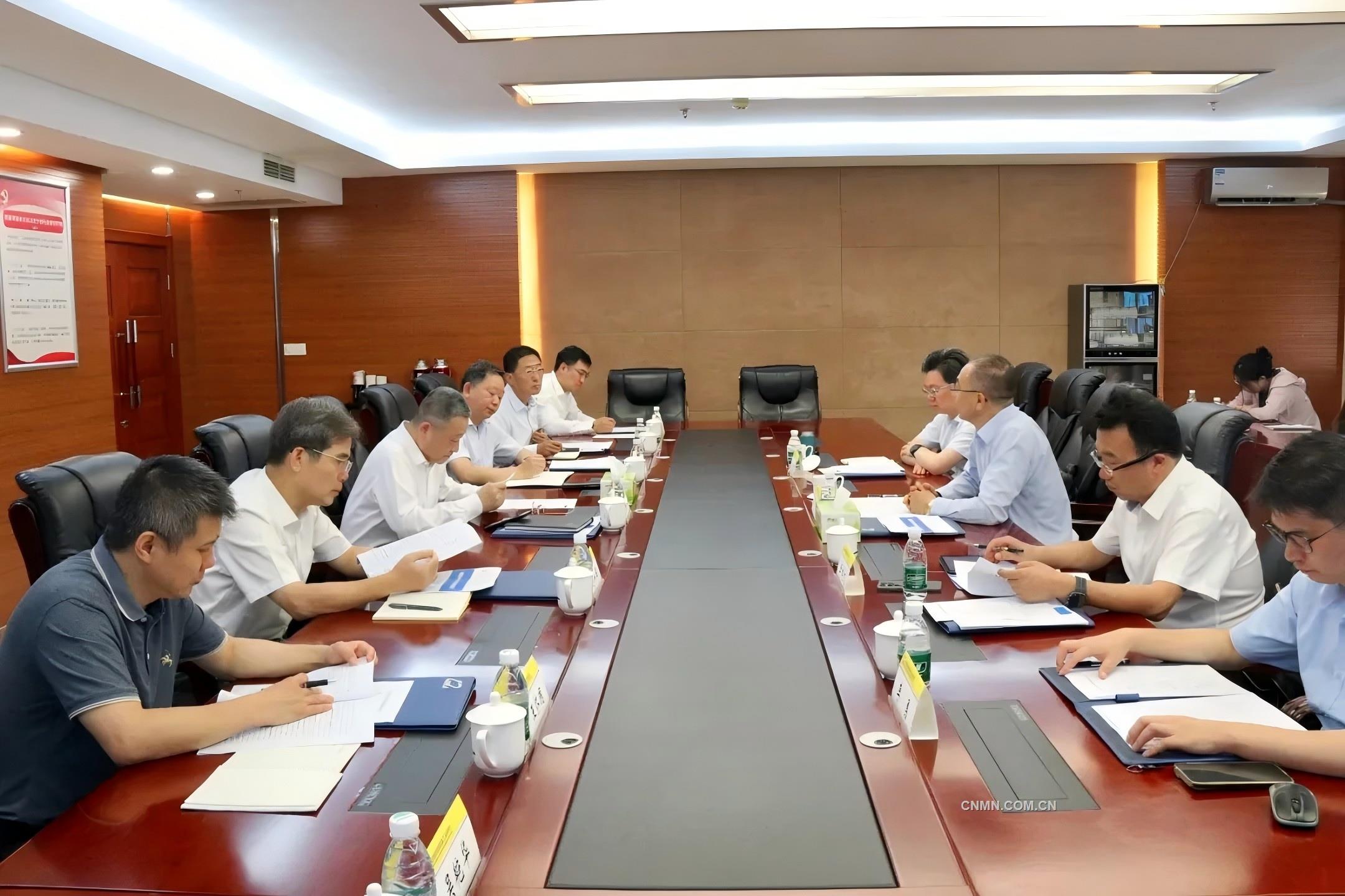 葛紅林會見中國鹽湖集團(tuán)黨委書記、董事長薛飛一行