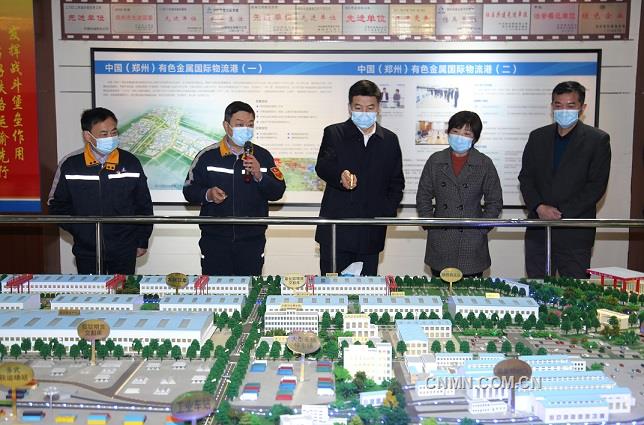 （左上）圖為河南省委常委、副省長費東斌（中）在中部陸港沙盤聽取物流產(chǎn)業(yè)發(fā)展情況介紹